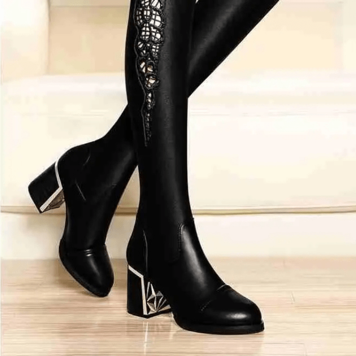 BOTTES HAUTES NOIRES EN DENTELLE BRODÉE