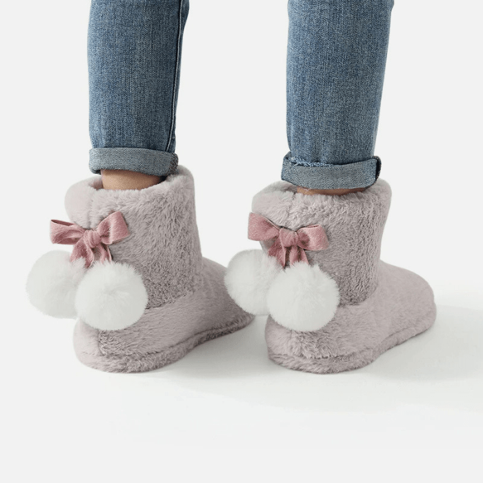 CHAUSSONS BOTTINES AVEC POMPONS À L'ARRIÈRE