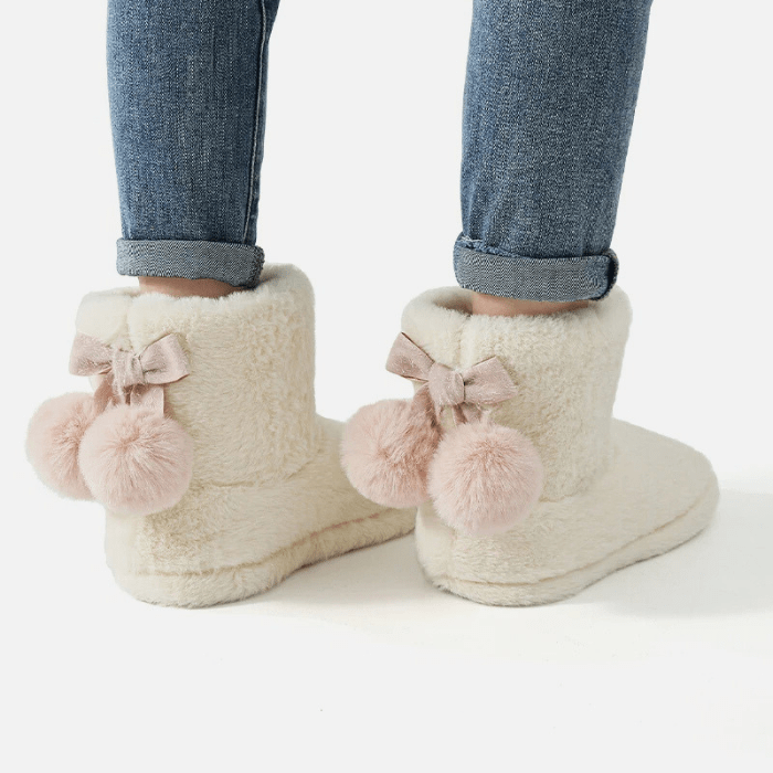 CHAUSSONS BOTTINES AVEC POMPONS À L'ARRIÈRE