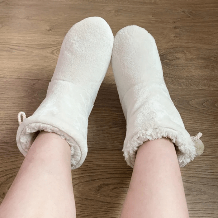 CHAUSSONS CHAUSSETTES AVEC POMPONS SUR LE CÔTÉ