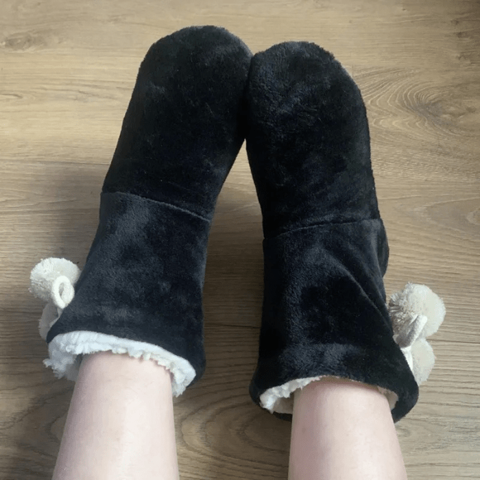 CHAUSSONS CHAUSSETTES AVEC POMPONS SUR LE CÔTÉ