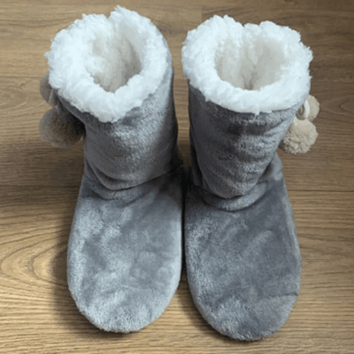 CHAUSSONS CHAUSSETTES AVEC POMPONS SUR LE CÔTÉ GRIS / 35-38