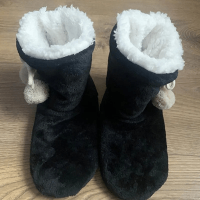 CHAUSSONS CHAUSSETTES AVEC POMPONS SUR LE CÔTÉ NOIR / 35-38