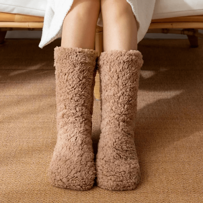 CHAUSSONS CHAUSSETTES FEMME EN PELUCHE MARRON FONCÉ / Unique