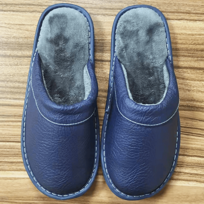 CHAUSSONS MULES EN FAUX CUIR BLEU / 35-36