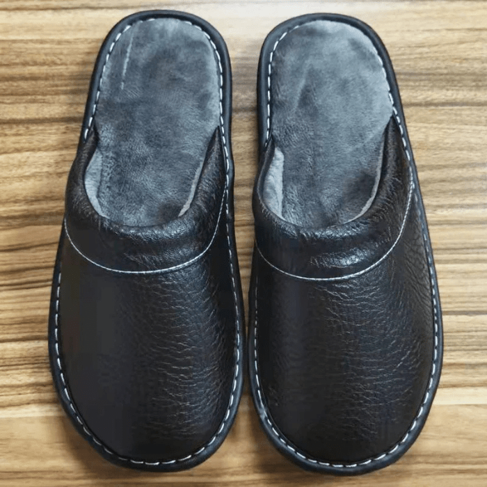 CHAUSSONS MULES EN FAUX CUIR NOIR / 35-36