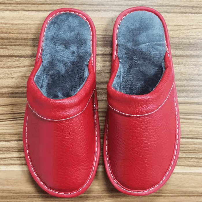 CHAUSSONS MULES EN FAUX CUIR ROUGE / 35-36